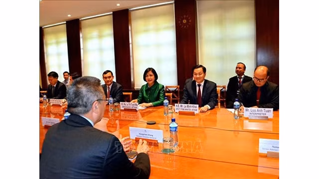 Le Vice-Premier ministre vietnamien, Lê Minh Khai, en visite au siège de l’OMC à Genève, le 25 mai. Photo : VNA.
