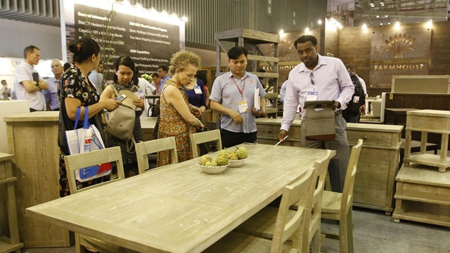 Dans un pavillon du salon du meuble du Vietnam à Hô Chi Minh-Ville. Photo : VNA.