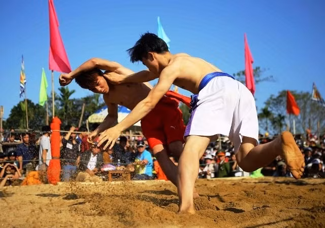 La fête de la lutte libre du village de Sinh, province de Thua Thiên-Huê (au Centre). Photo: NDEL.