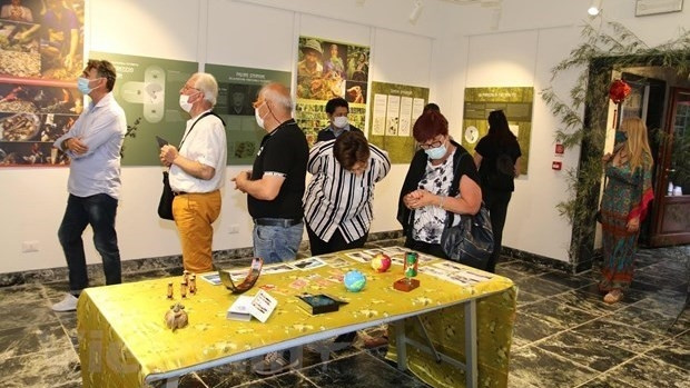 Des visiteurs à l'exposition. Photo : VNA.