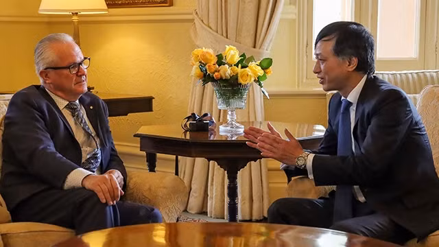 L'ambassadeur du Vietnam en Australie, Nguyên Tât Thành (à droite) et le gouverneur de l'Australie-Occidentale, Christopher Dawson. Photo : baoquocte.vn.