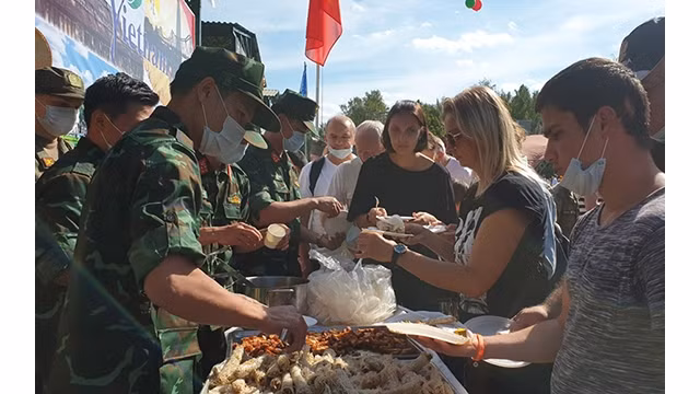 Les visiteurs au stand des plats traditionnels du Vietnam. Photo : NDEL.
