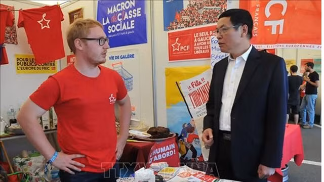 L'ambassadeur du Vietnam en Belgique, Vu Anh Quang (à droite) en visite du stand du Parti communiste français lors de la Fête de Manifiesta. Photo : VNA.