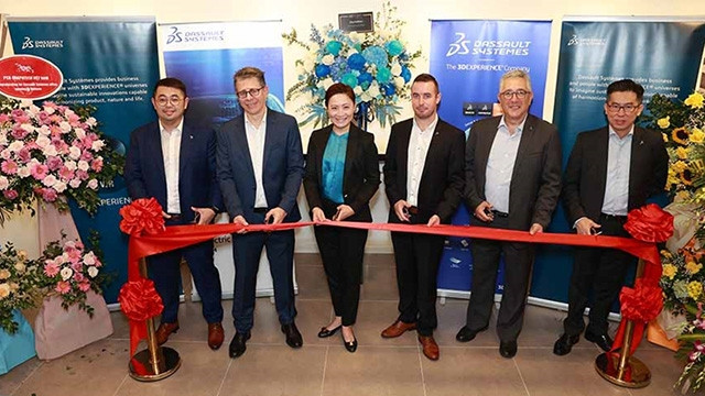 Lors de la cérémonie de coupure du ruban pour inaugurer le nouveau bureau de représentation de Dassault Systèmes. Photo : qdnd.vn