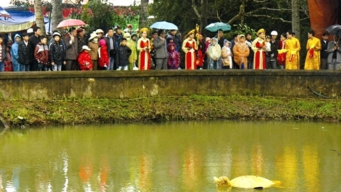 Les villageois de Bich La font la fête pour réveiller la Tortue d’or qui, selon la légende, vivait dans le lac devant la maison communale. Photo: VNA.