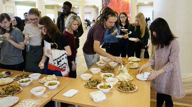 Des étudiants étrangers dégustent des spécialités alimentaires vietnamiennes. Photo: thoidai.com.vn