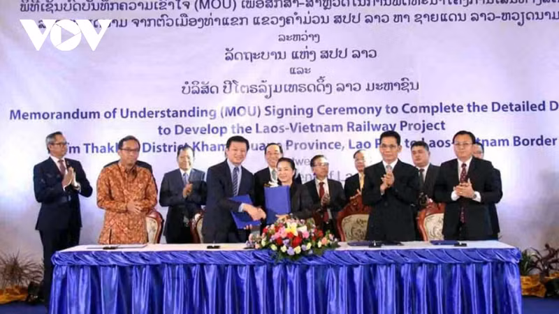 Cérémonie de signature de l’accord de coopération entre la société commerciale pétrolière du Laos et la société nationale de consultation du Laos. Photo : VOV. 