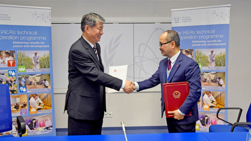 Les deux parties échangent des documents. Photo: VNA