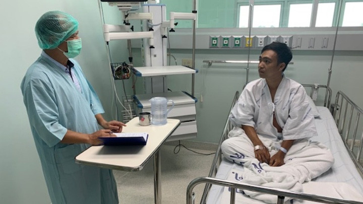 Un pêcheur est soigné dans un hôpital de Rayong.