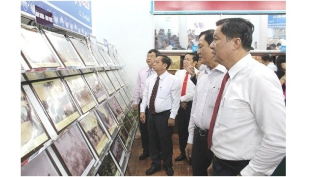 De visiteurs à l’expostion «Nam Bô d’autrefois». Photo: bantuyengiao.cantho.gov.vn.
