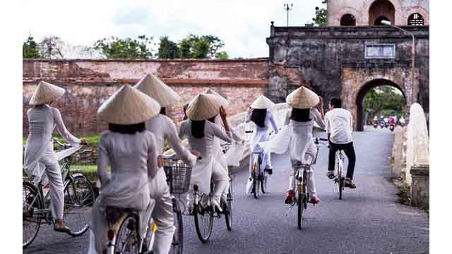 Il suffit de passer le code QR pour se servir d’un vélo et utiliser le GPS intégré pour suivre la position des vélos. Ce service permet aux habitants et visiteurs d’avoir un moyen de transport bien compact et respectueux de l’environnement. Photo : VOV.