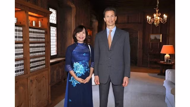 L'ambassadrice vietnamien en Suisse et Liechtenstein, Lê Linh Lan, et le Prince héréditaire du Liechtenstein, Alois. Photo : VNA.