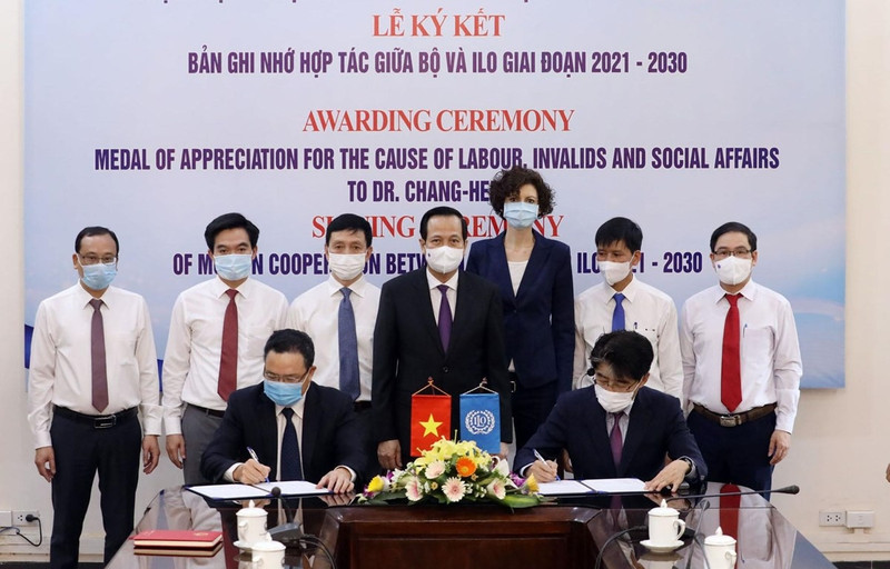 Cérémonie de siganture d'un mémorandum d’accord sur la coopération en vue de promouvoir les normes internationales du travail au Vietnam. Photo : VNA.