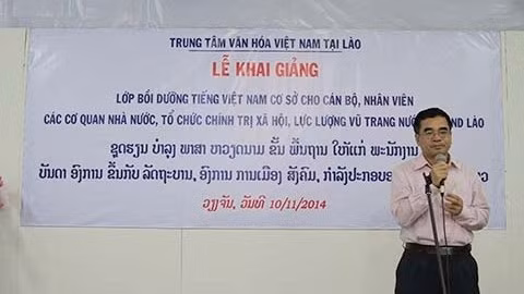 Pham Van Khanh, conseiller culturel de l'Ambassade du Vietnam au Laos prend la parole lors de la cérémonie d'ouverture d'un cours de vietnamien, le 10 novembre au Laos. Photo: VOV. 