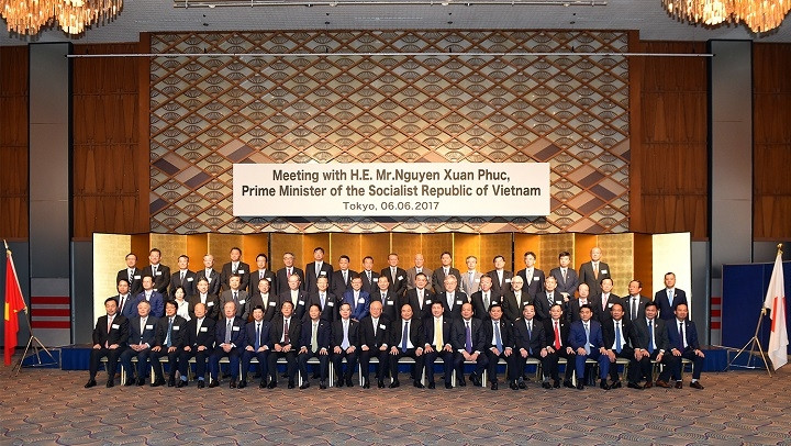 Le Premier ministre vietnamien, Nguyên Xuân Phuc, et les représentants des entreprises japonaises du secteur des technologies de l’information. Photo : VGP