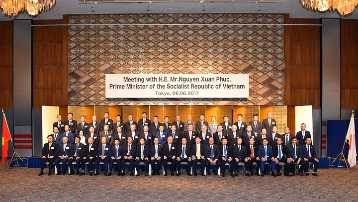 Le Premier ministre vietnamien, Nguyên Xuân Phuc, et les représentants des entreprises japonaises du secteur des technologies de l’information. Photo : VGP