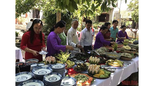 Les visiteurs dégustent des plats lors de l'événement. Photo : NDEL.