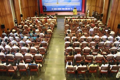  Séance d'ouverture du colloque scientifique international "Électrons quantiques topologiques interagissant en personne", le 11 juillet à Quy Nhon, dans la province de Binh Dinh (au Centre du Vietnam). Photo : Pham Kha/CVN.