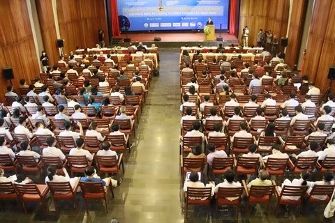  Séance d'ouverture du colloque scientifique international "Électrons quantiques topologiques interagissant en personne", le 11 juillet à Quy Nhon, dans la province de Binh Dinh (au Centre du Vietnam). Photo : Pham Kha/CVN.