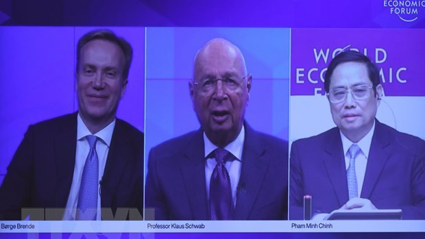 Le président du WEF Borge Brende (à gauche), le professeur Klaus Schwab, fondateur et président exécutif du WEF, et le Premier ministre Pham Minh Chinh (à droite) lors du dialogue. Photo : VNA.