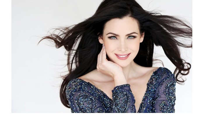 Miss Univers 2005 Natalie Glebova. Photo : VNA.