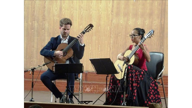 Une oeuvre classsique jouée par les guitaristes Thu Lê, Lorenzo Barnadi. Photo : VNA