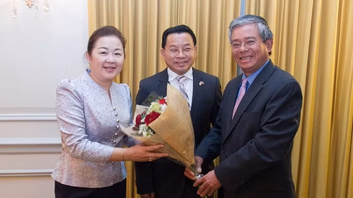 L'Ambassadeur vietnamien Pham Quang Vinh (à droite) félicite la fête Bun Pi May du Laos. Photo: BNG.