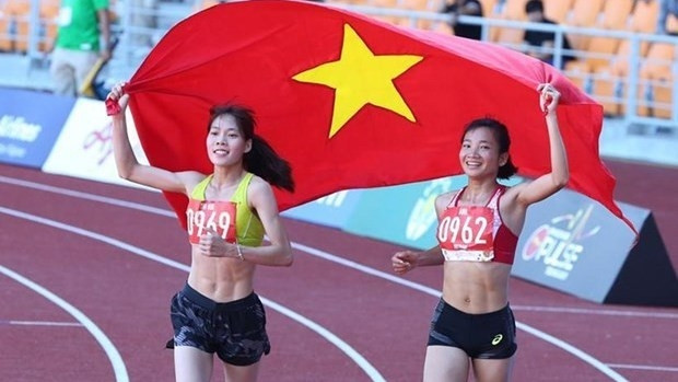 Les coureuses Nguyên Thi Oanh (à droite) et Pham Thi Huê ont décroché les médailles d'or et d'argent en 5 000 m féminin, respectivemennt. Photo : VNA.
