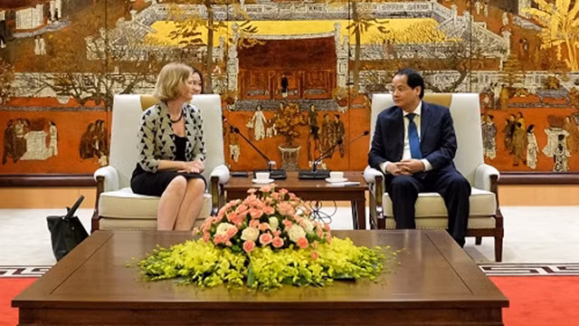  Le vice-président du Comité populaire de Hanoi, Nguyên Doan Toan (à droite) et l'ambassadrice de Nouvelle-Zélande au Vietnam, Wendy Matthews, le 14 avril à Hanoi. Photo : hanoimoi.com.vn.