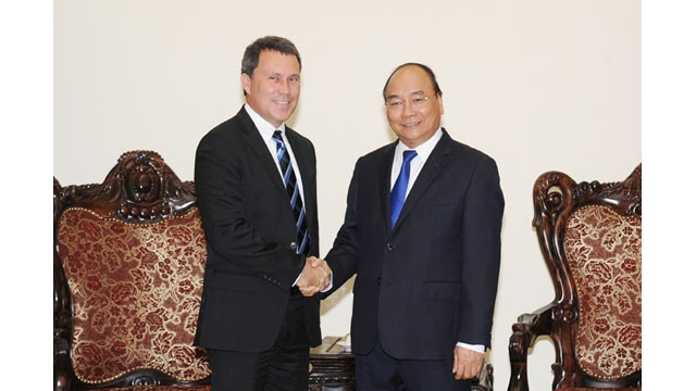 Le PM vietnamien, Nguyên Xuân Phuc (à droite) et le vice-président d’ExxonMobil chargé de l'Asie-Pacifique et du Moyen-Orient, Jon Gibbs, le 29 août, à Hanoï. Photo: Trân Hai/NDEL.