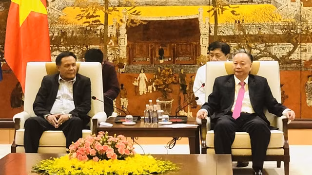 Le vice-président du Comité populaire de Hanoi, Nguyên Van Suu (à droite) et Sathit Phetsingleuang, directeur du Secrétariat du Cabinet du Premier ministre laotien. Photo : kinhtedothi.vn.