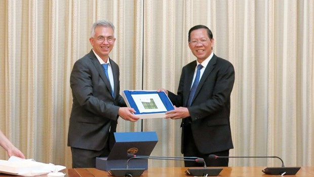 Le secrétaire adjoint permanent du Comité du Parti et président du Comité populaire de Hô Chi Minh-Ville, Phan Van Mai (à droite), et le maire de Francfort, Peter Feldmann. Photo : VNA.