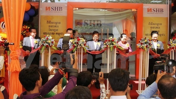 Ouverture d'une succursale de la SHB au Cambodge. Photo : VNA.