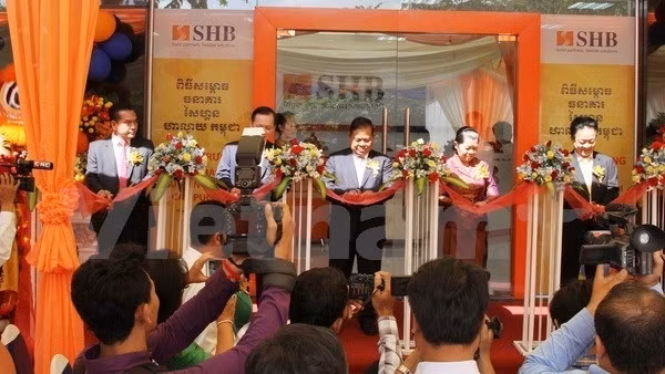 Ouverture d'une succursale de la SHB au Cambodge. Photo : VNA.