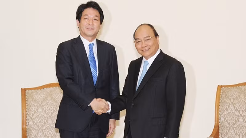 Le PM Nguyên Xuân Phuc (à droite) et le conseiller spécial du PM Shinzo Abé, Sonoura Kentaro. Photo: TRÂN HAI/NDEL.