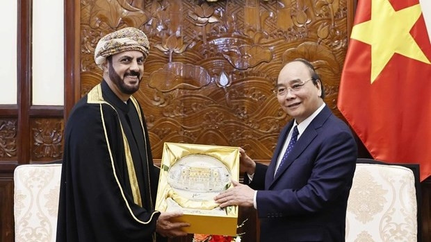 Le Président vietnamien, Nguyên Xuân Phuc (à droite), et l'ambassadeur d'Oman, Saleh Mohamed Ahmed Al Saqri. Photo : VNA.
