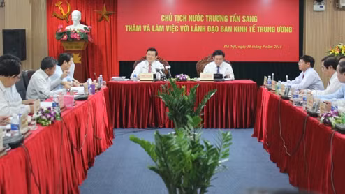 Le Président Truong Tân Sang travaille avec la Commission de l’Économie du CC du PCV. Photo: VOV.