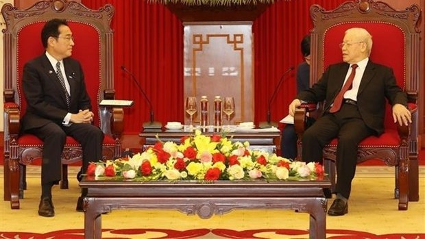 Le SG du PCV, Nguyên Phu Trong (à droite), et le PM japonais, Kishida Fumio. Photo :VNA.