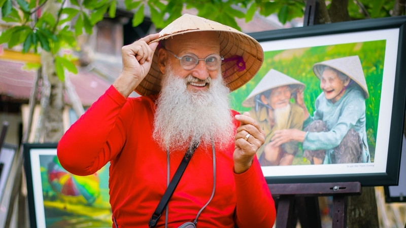 Gérard Gerhard, un photographe français séduit par Hoi An. Photo : thoidai.com.vn