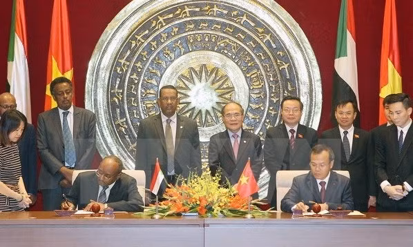 Le Président de l’AN vietnamienne, Nguyên Sinh Hùng, et son homologue soudanais assistent à la signature d'un accord d'exemption de visa pour les titulaires de passeports diplomatiques / service et de passeports spéciaux. Photo: VNA.