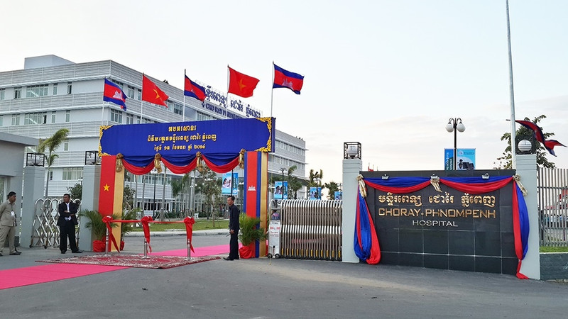 À l'entrée de l'Hôpital Cho Rây - Phnom Penh. 