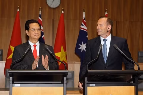 Le PM vietnamien, Nguyên Tân Dung (à gauche), et son homologue australien, Tony Abbott, lors d'une conférence de presse, le 18 mars à Canberra. Photo: VNA.