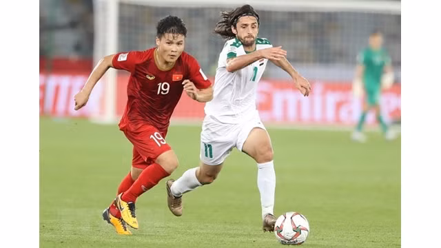 Le milieu de terrain Quang Hai (à gauche). Photo : VNA