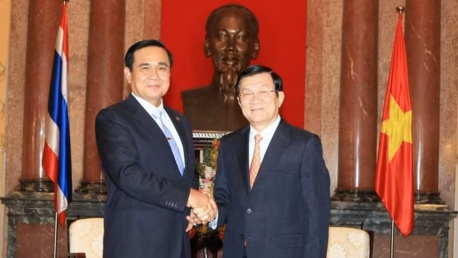 Le Président Truong Tân Sang (à droite) reçoit le Premier ministre thaïlandais, Prayuth Chan-ocha. Photo: VNA.