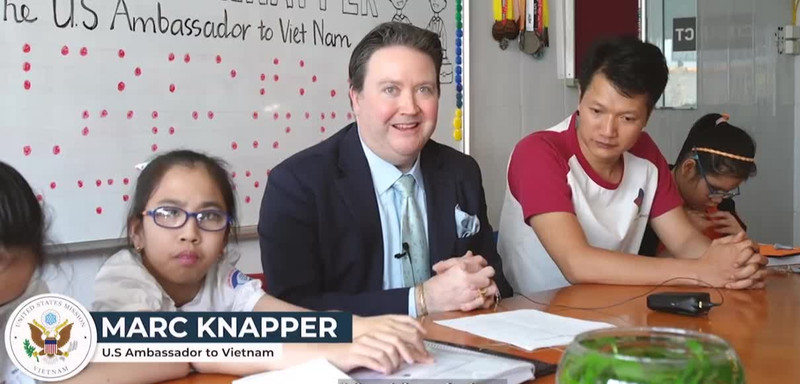 L'ambassadeur américain au Vietnam, Marc Knapper, rend visite à des élèves malvoyants au Centre de langue anglaise One World One - Photo extraite d'un clip.