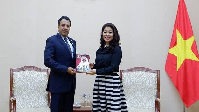 La directrice du Département de la Coopération internationale du Ministère vietnamien de la Culture, des Sports et du Tourisme, Nguyên Phuong Hoa (à droite), et l’ambassadeur émirati au Vietnam Obaid Saeed Bin Taresh Al Dhaheri. Photo: TQ.
