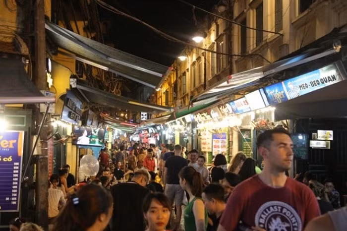 Depuis le début de la Coupe du Monde, le nombre de visiteurs étrangers affluant dans la rue Ta Hiên, surnommée « la rue des Tây ou rue des Occidentaux », augmente fortement, rendant son ambiance dans la soirée plus animée et excitée.