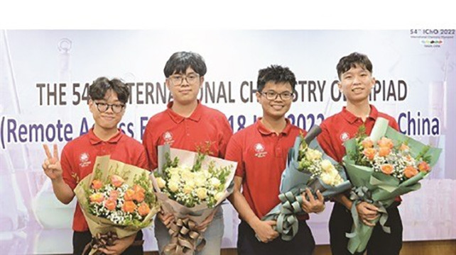 Quatre élèves vietnamiens remportent l'or aux Olympiades internationales de chimie 2022. Photo : VNA/CVN.