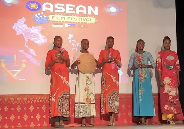 Spectacle d’áo dài (robe longue traditionnelle des Vietnamiennes) à travers la performance de mannequins tanzaniens. Photo : VNA.