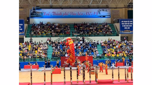 Une performance de l'équipe de danse de la licorne venue de la province de Binh Dinh. Photo : VOV.